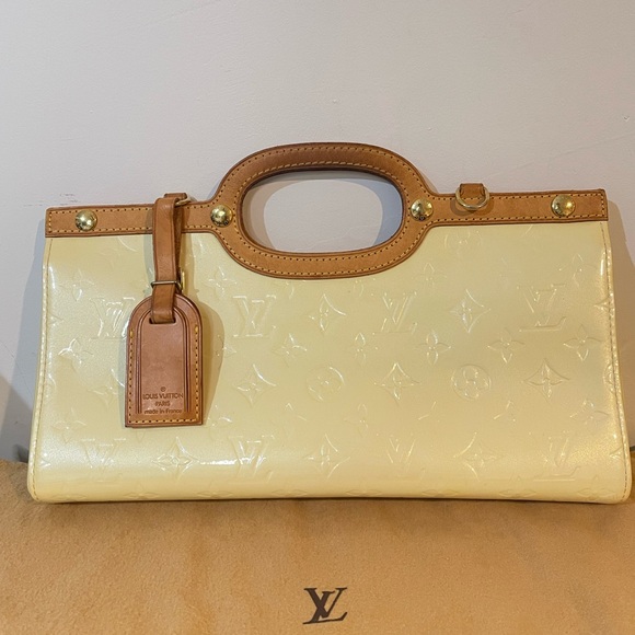 Louis Vuitton Handbags - 💛Louis Vuitton Roxbury with Crossbody Strap and Coin Pouch